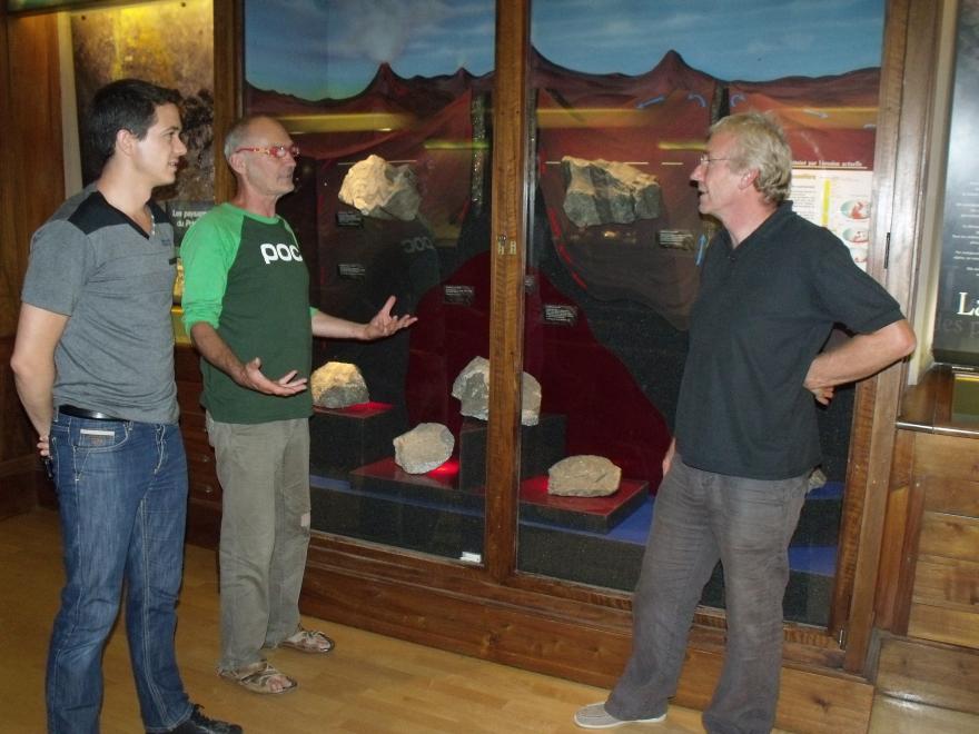 photo au MUSEUM : présentation de roches magmatiques et métamorphiques au MUSEUM avec M.GRASSO, Grégory Cornu et Patrick Arnaud de la MPLS.
